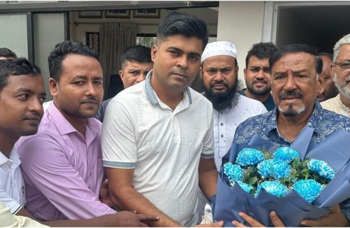 ভোলা-৩ আসনে মনোনয়ন পেয়ে হাফিজ উদ্দিনকে ফুলেল শুভেচ্ছা মলংচড়া ইউনিয়ন বিএনপির