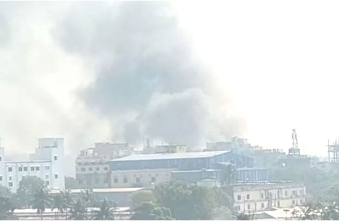 টঙ্গীতে তুলার গুদামে অগ্নিকাণ্ড, ৭ ইউনিট পারছেন না আগুন নিয়ন্ত্রণে