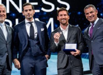 মেয়রের হাতে শহরের চাবি তুলে দিলেন মেসি