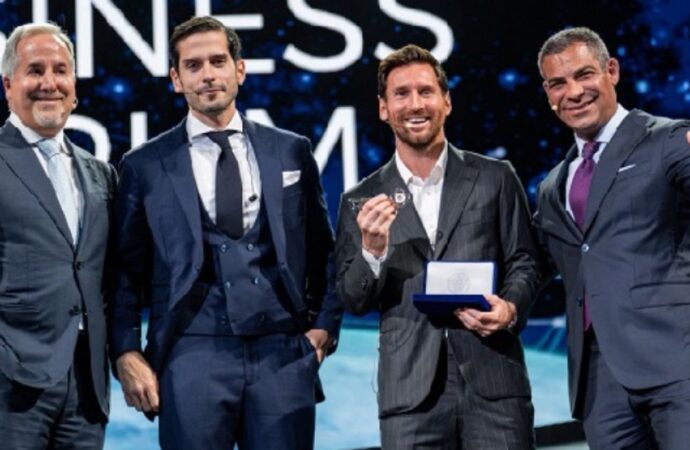 মিয়ামির মেয়র লিওনেল মেসির হাতে শহরের চাবি তুলে দিলেন