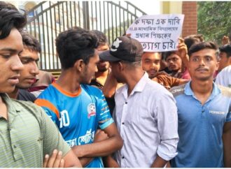 মেহেরপুরে স্কুল শিক্ষকের স্থায়ী বহিষ্কার ও ছাত্রীর বিয়ের দাবিতে মানববন্ধন