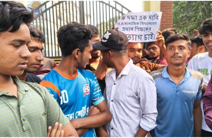 মেহেরপুরে স্কুল শিক্ষকের স্থায়ী বহিষ্কার ও ছাত্রীর বিয়ের দাবিতে মানববন্ধন