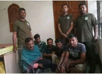 সুন্দরবনে বিষ দিয়ে মাছ শিকার, আটক ৫ দুষ্কৃতকারী