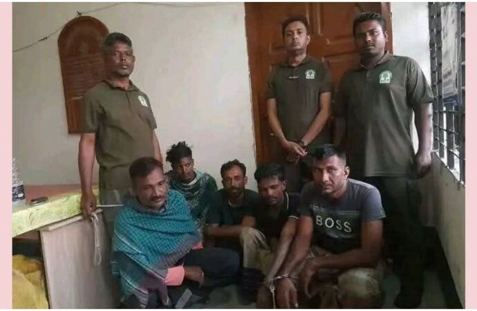 সুন্দরবনে বিষ দিয়ে মাছ শিকার, আটক ৫ দুষ্কৃতকারী