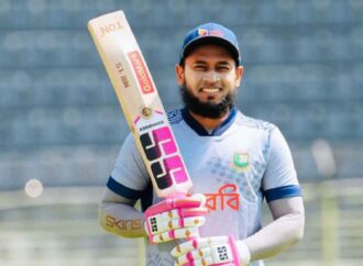 শততম টেস্টে মুশফিকের জন্য বিশেষ সম্মাননা