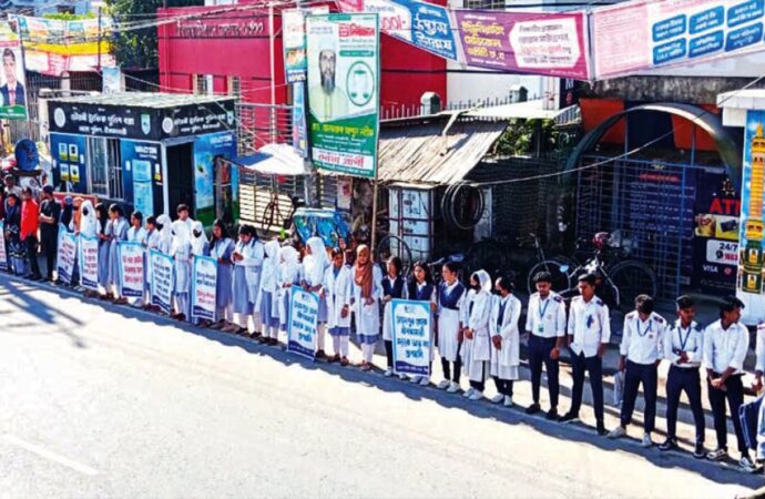 নীলফামারী-সৈয়দপুর সড়কে ৪ লেনের দাবিতে মানববন্ধন