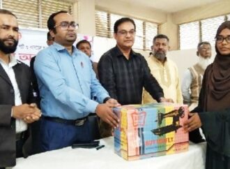 নড়াইলে নারী উদ্যোক্তাদের জন্য প্রশিক্ষণ ও সেলাইমেশিন বিতরণে খুশি महिलারা