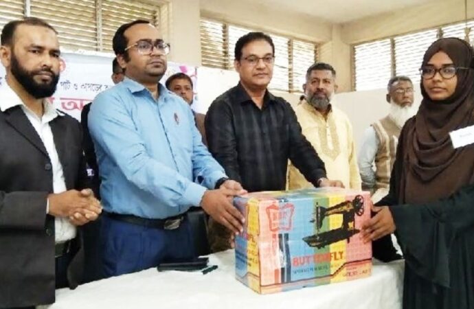 নড়াইলে নারী উদ্যোক্তাদের জন্য প্রশিক্ষণ ও সেলাইমেশিন বিতরণে খুশি महिलারা