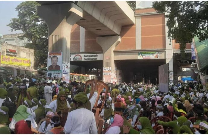 জাতীয় নার্সিং কমিশন গঠনের দাবিতে সমাবেশ ও সড়ক অবরোধ