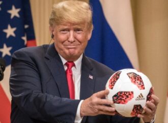 ট্রাম্পের ফুটবল খেলার দৃশ্য ভাইরাল