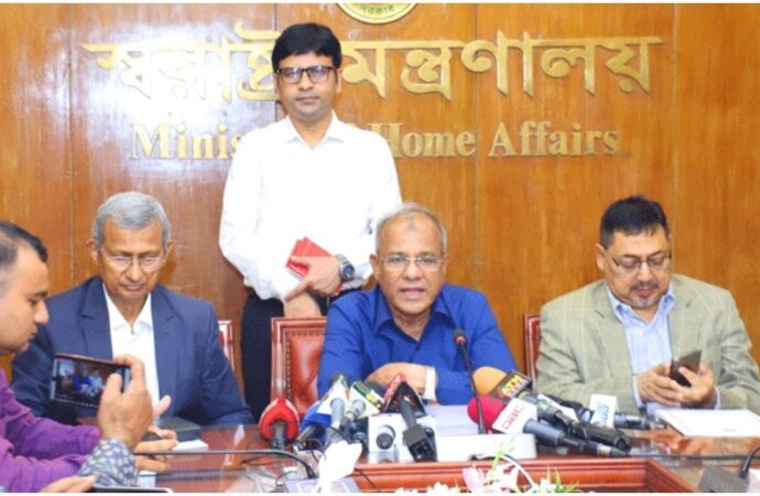 আস্তে আস্তে পরিস্থিতি স্বাভাবিক হচ্ছে: স্বরাষ্ট্র উপদেষ্টা