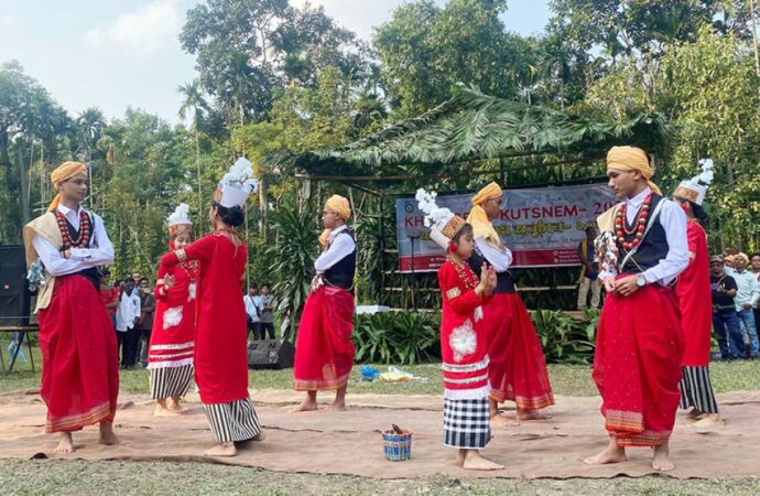 নানা আয়োজনের মাধ্যমে খাসি সম্প্রদায়ের ঐতিহ্যবাহী ‘খাসি সেং কুটস্নেম’ উদযাপন
