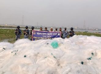 মুন্সিগঞ্জে কোস্ট গার্ডের অভিযান: প্রায় ৩৯ কোটি টাকার নিষিদ্ধ কারেন্ট জাল ও সুতার রিল জব্দ