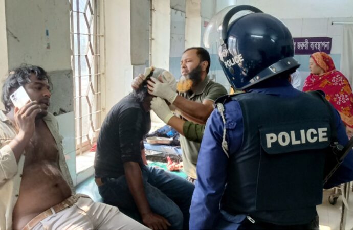 মানিকগঞ্জে তৌহিদী জনতা ও বাউল ভক্তদের মধ্যে সংঘর্ষ, দশজন আহত