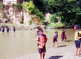 লামায় বিদ্যালয়ে প্রবেশের জন্য আগে সাঁতার শেখানো হয়