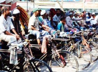 বরিশালে ব্যাটারিচালিত রিকশা নিষিদ্ধের দাবিতে মানববন্ধন ও প্রতিবাদ বিক্ষোভ