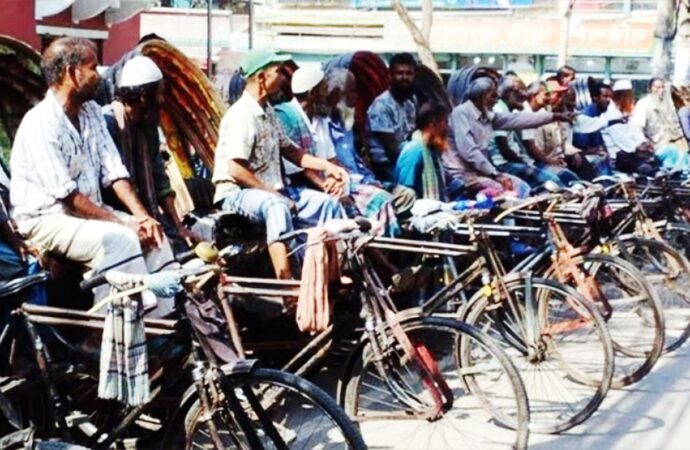 বরিশালে ব্যাটারিচালিত রিকশা নিষিদ্ধের দাবিতে মানববন্ধন ও প্রতিবাদ বিক্ষোভ