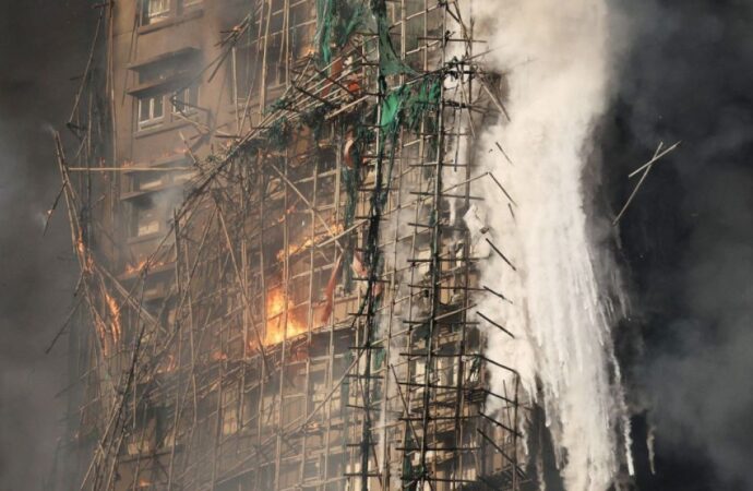 হংকংয়ে ভয়াবহ অগ্নিকাণ্ডে নিহতের সংখ্যা বেড়ে ৯৪