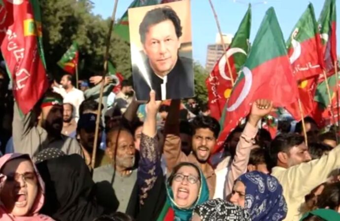 পাকিস্তানে ইমরান খান ইস্যুতে ব্যাপক বিক্ষোভের হুঁশিয়ারি