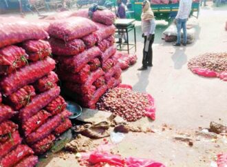 দিল্লির বাজারে পঁচছে পেঁয়াজ, দামে পড়ছে ধাক্কা, খদ্দের মেলছে না
