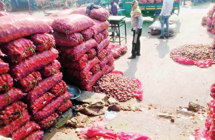 দিল্লির বাজারে পঁচছে পেঁয়াজ, দামে পড়ছে ধাক্কা, খদ্দের মেলছে না