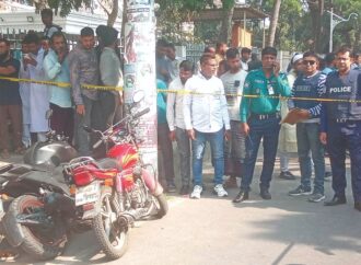 খুলনায় আদালতের সামনে দুজনকে গুলি ও কুপিয়ে হত্যা