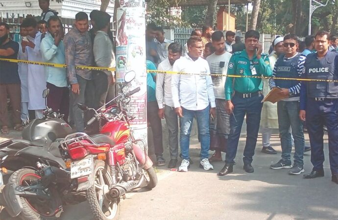 খুলনায় আদালতের সামনে দুজনকে গুলি ও কুপিয়ে হত্যা