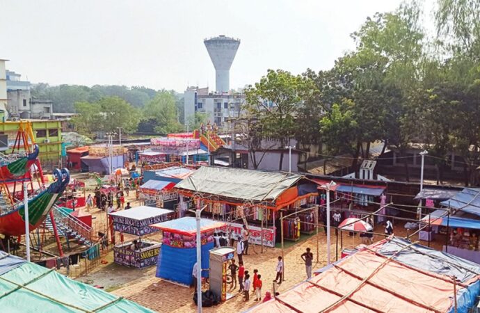 নওগাঁয় অনুমতিহীন স্কুল মাঠে মেলা, ক্ষোভে ফুঁসছে জনতা