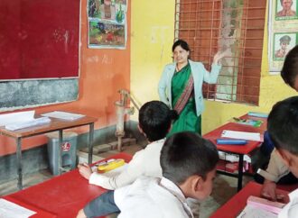 তালা ভেঙে শ্রেণিকক্ষে ঢুকে পরীক্ষার সূচনা করলেন ইউএনও