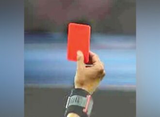 ম্যাচ শুরু হওয়ার আগে লাল কার্ডের বিরল ঘটনা ঘটেছে