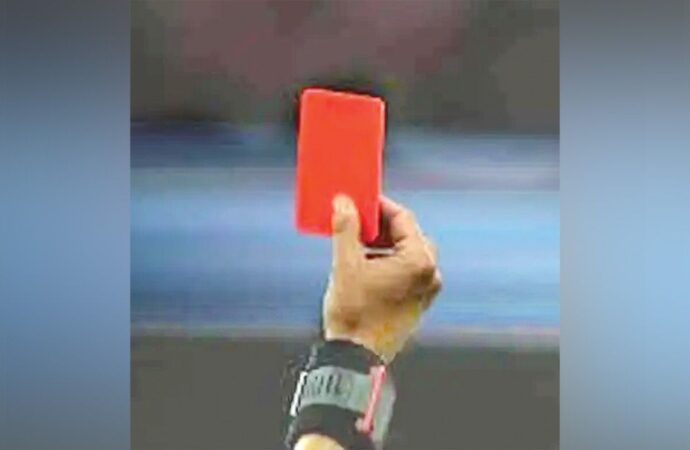 ম্যাচ শুরু হওয়ার আগে লাল কার্ডের বিরল ঘটনা ঘটেছে