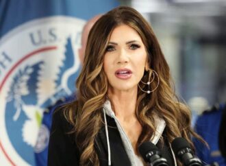 বিশ্বের ৩০ দেশের নাগরিকদের যুক্তরাষ্ট্রে প্রবেশে নিষেধাজ্ঞা