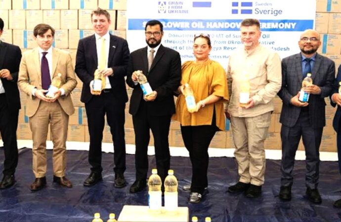 বাংলাদেশে পৌঁছাল ৩ হাজার টন সূর্যমুখী তেল