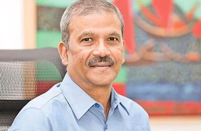 প্রবাসীদের জন্য মোবাইল ফোন সংক্রান্ত স্পষ্ট নির্দেশনা: আইন উপদেষ্টার অবহিতকরণ