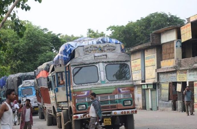 সোনামসজিদ বন্দর দিয়ে প্রথম দিনে ৬০ টন পেঁয়াজ আসলো