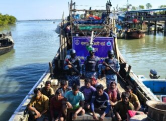 মহেশখালীর গভীর সমুদ্রে ডাকাত থেকে ১১ জেলেকে উদ্ধার কোস্ট গার্ড