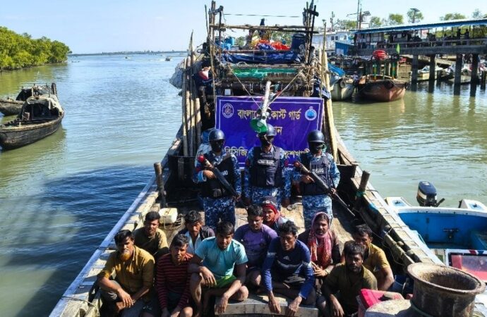 মহেশখালীর গভীর সমুদ্রে ডাকাত থেকে ১১ জেলেকে উদ্ধার কোস্ট গার্ড
