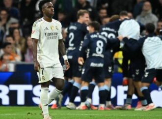 ঘরের মাঠে রিয়ালের ভয়াবহ পরাজয়: তিন লাল কার্ডের ম্যাচে হারল রিয়াল মাদ্রিদ