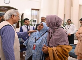 প্রধান উপদেষ্টা যমুনায় হাদির পরিবারের সঙ্গে সাক্ষাৎ করলেন