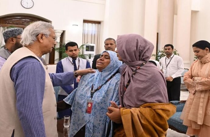 প্রধান উপদেষ্টা যমুনায় হাদির পরিবারের সঙ্গে সাক্ষাৎ করলেন