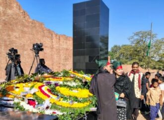 রায়েরবাজার বধ্যভূমিতে শ্রদ্ধা জানান সব স্তরের মানুষ, শিক্ষার্থীদের উপস্থিতি চোখে পড়ার মতো