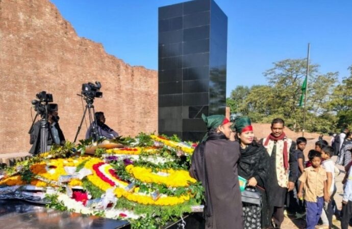 রায়েরবাজার বধ্যভূমিতে শ্রদ্ধা জানান সব স্তরের মানুষ, শিক্ষার্থীদের উপস্থিতি চোখে পড়ার মতো