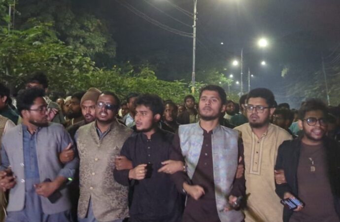 ওসমান হাদীর ওপর দুর্বৃত্তদের গুলির ঘটনায় ডাকসুর বিক্ষোভ