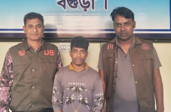 আদালত থেকে পালানো আসামি গ্রেপ্তার, বগুড়ার ৭ পুলিশ প্রত্যাহার