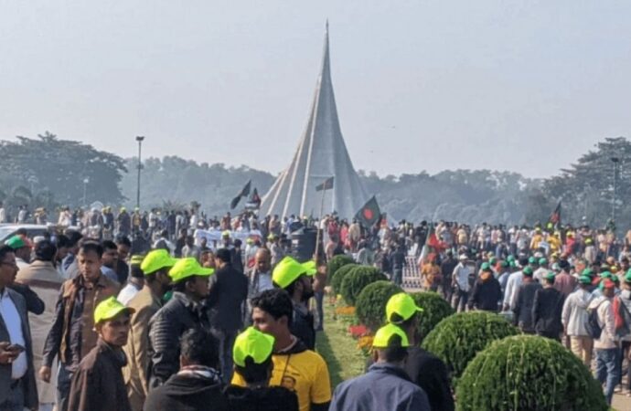 সাভারে বিজয় উদযাপন আর শহীদদের প্রতি শ্রদ্ধা