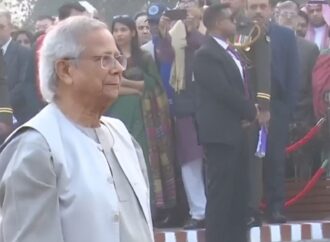 জাতীয় স্মৃতিসৌধে প্রধান উপদেষ্ঠার শ্রদ্ধা, ৩১ বার তোপধ্বনিতে বিজয় দিবসের উদ্বোধন