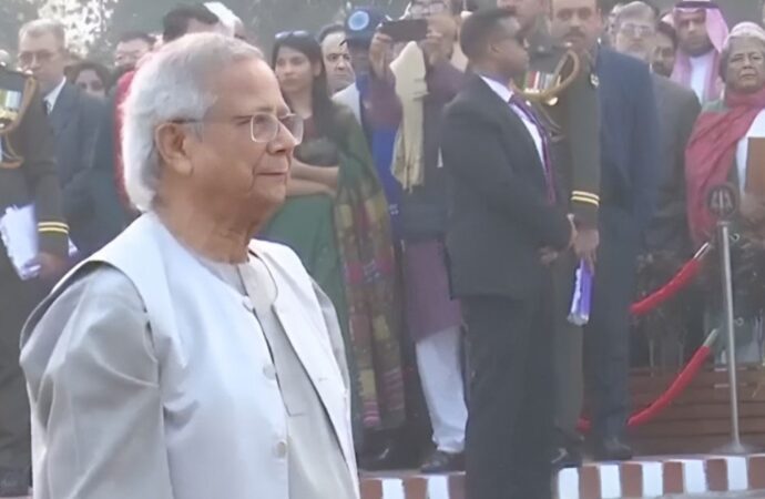 জাতীয় স্মৃতিসৌধে প্রধান উপদেষ্ঠার শ্রদ্ধা, ৩১ বার তোপধ্বনিতে বিজয় দিবসের উদ্বোধন