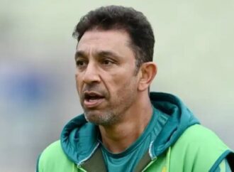 পাকিস্তানের কোচের পদ থেকে আজহার মাহমুদের বিদায়, পরপর সপ্তম কোচ পরিবর্তন