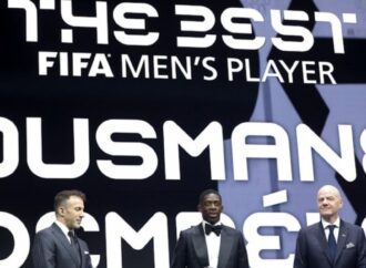 দেম্বেলে ও এনরিকেকে পদক দিচ্ছেন ফিফা, সেরা ফুটবলারের স্বীকৃতি পেলেন দেম্বেলে