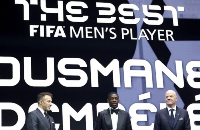 দেম্বেলে ও এনরিকেকে পদক দিচ্ছেন ফিফা, সেরা ফুটবলারের স্বীকৃতি পেলেন দেম্বেলে